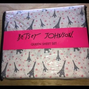 Betsey Johnson QUEEN sheet set Paris new